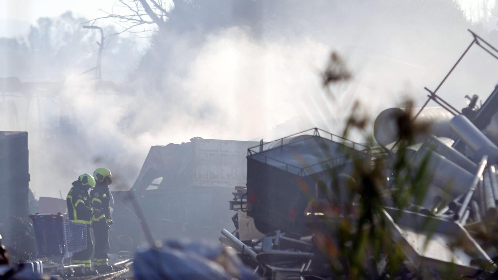 Espectacular incendio en una chatarrería de Jerez