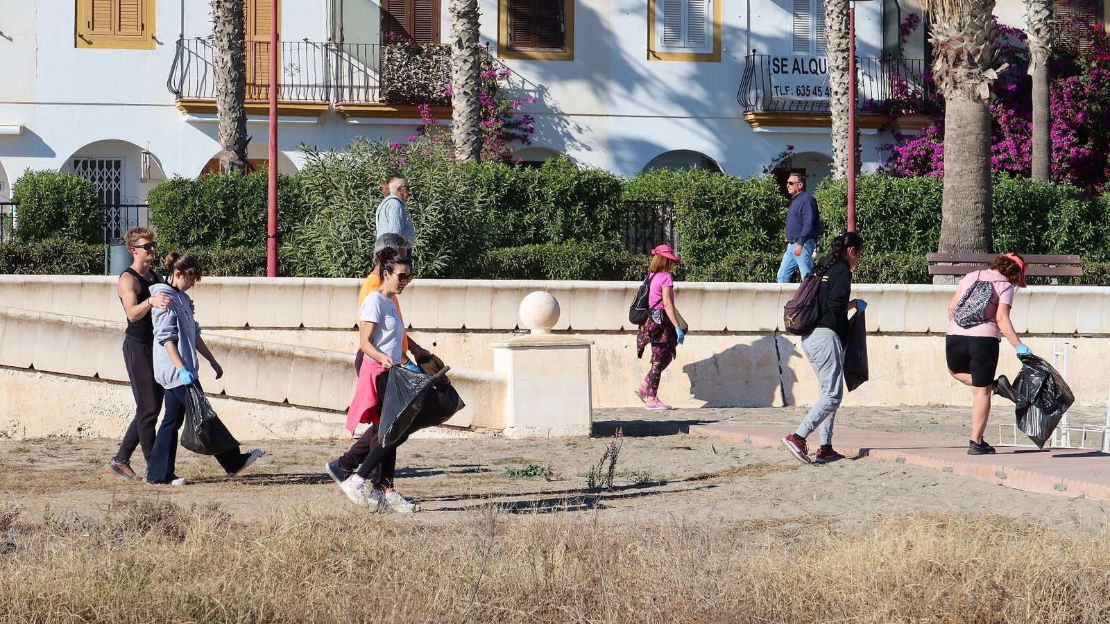 Un grupo de participantes recoge residuos en el frente litoral veratense.