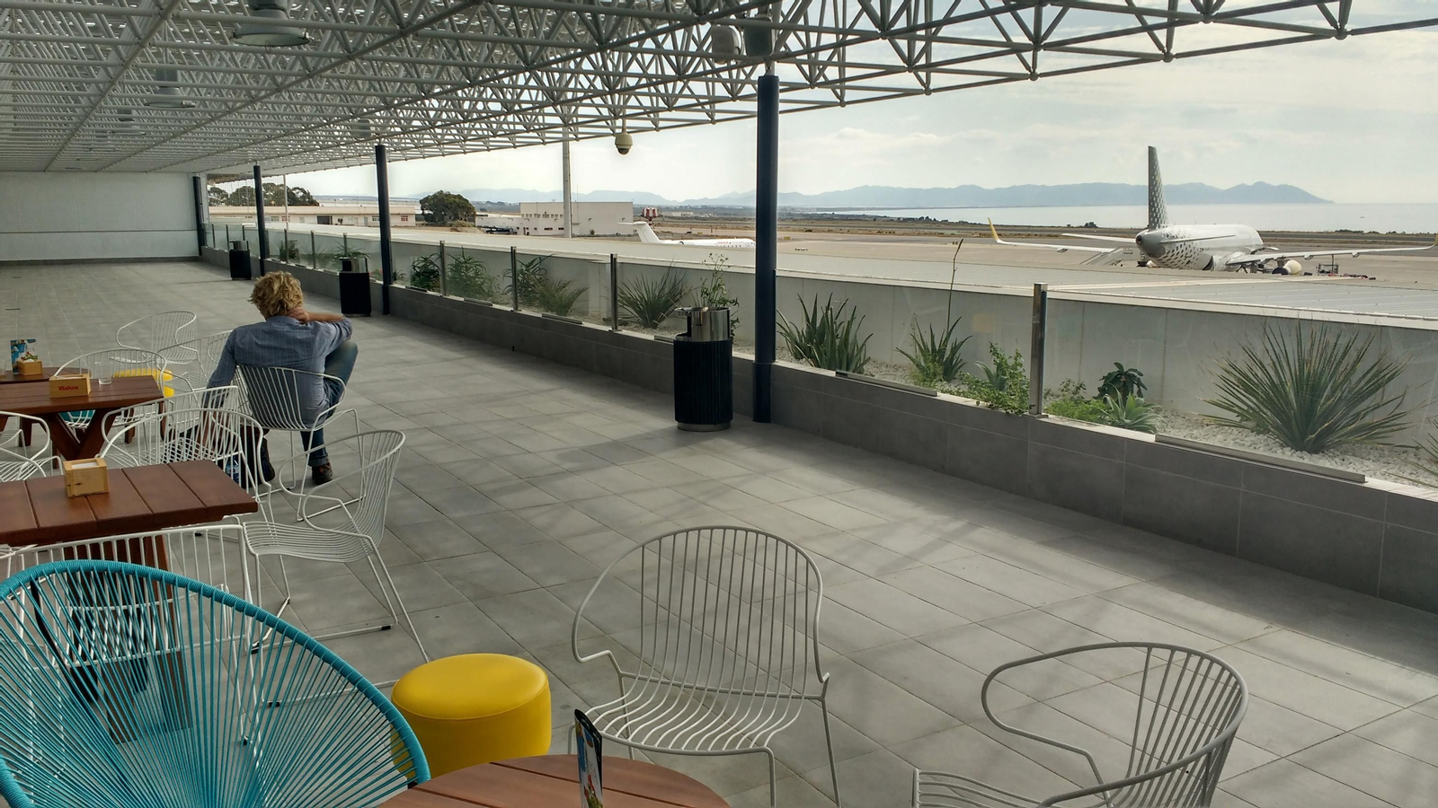 Desde la nueva terraza de la terminal de salidas se pueden disfrutar de vistas inmejorables a las pistas con el mar de fondo.
