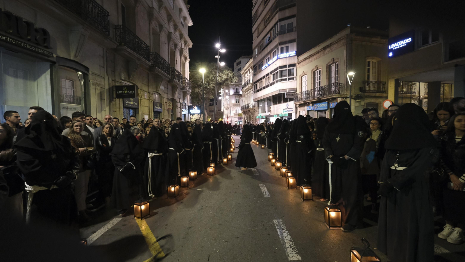 Procesión del Perdón en Almería, en imágenes