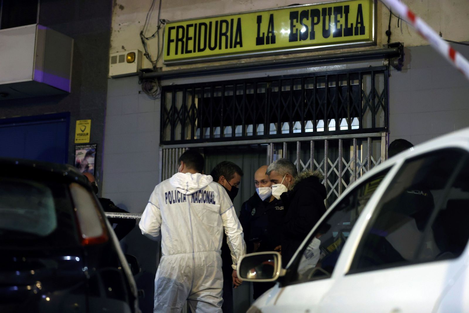 Agentes de la Policía en la puerta del negocio.