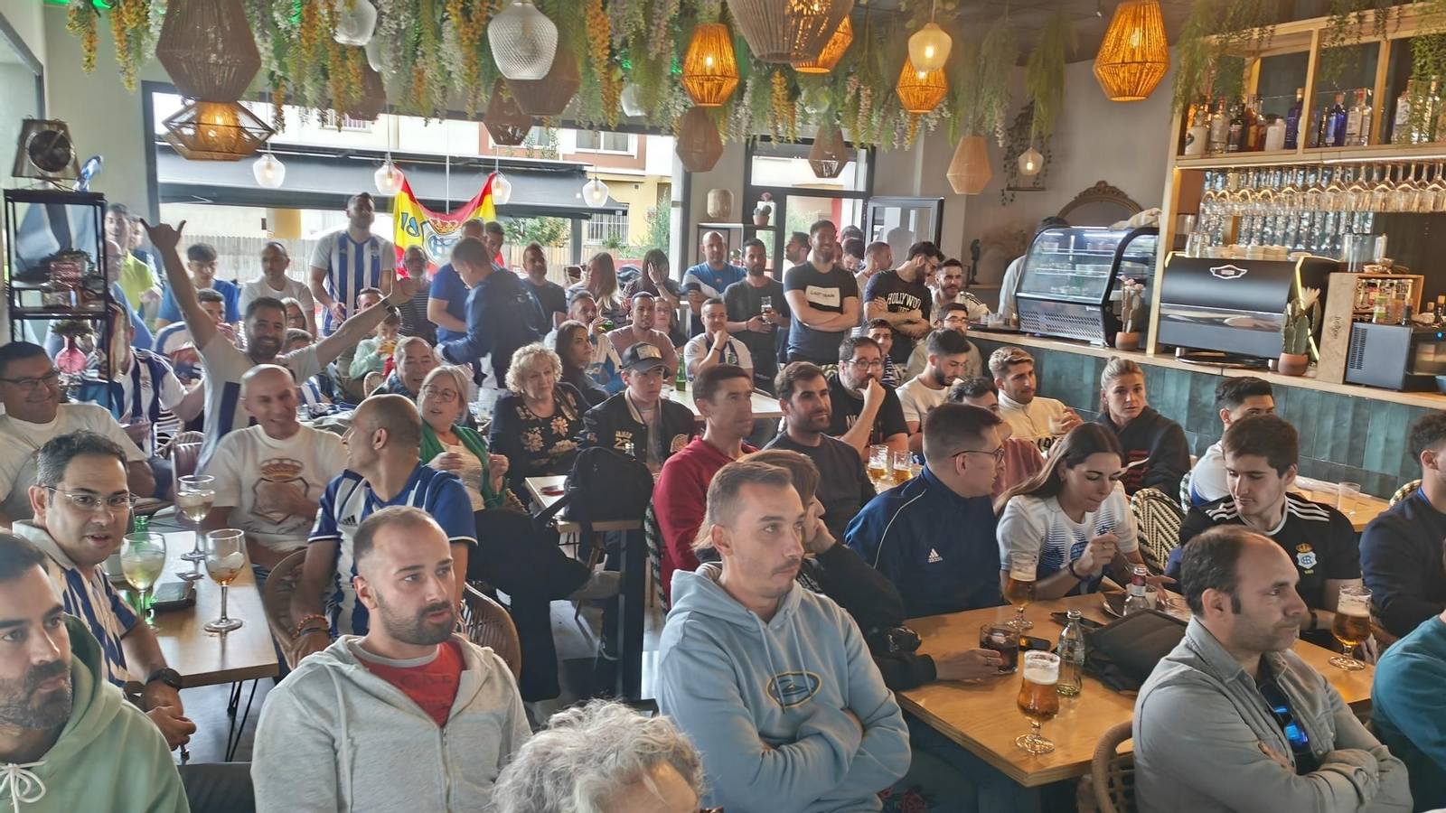 Aficionados del Recreativo de Huelva se reúnen para ver el  Recreativo de Huelva y la Gimnástica Segoviana