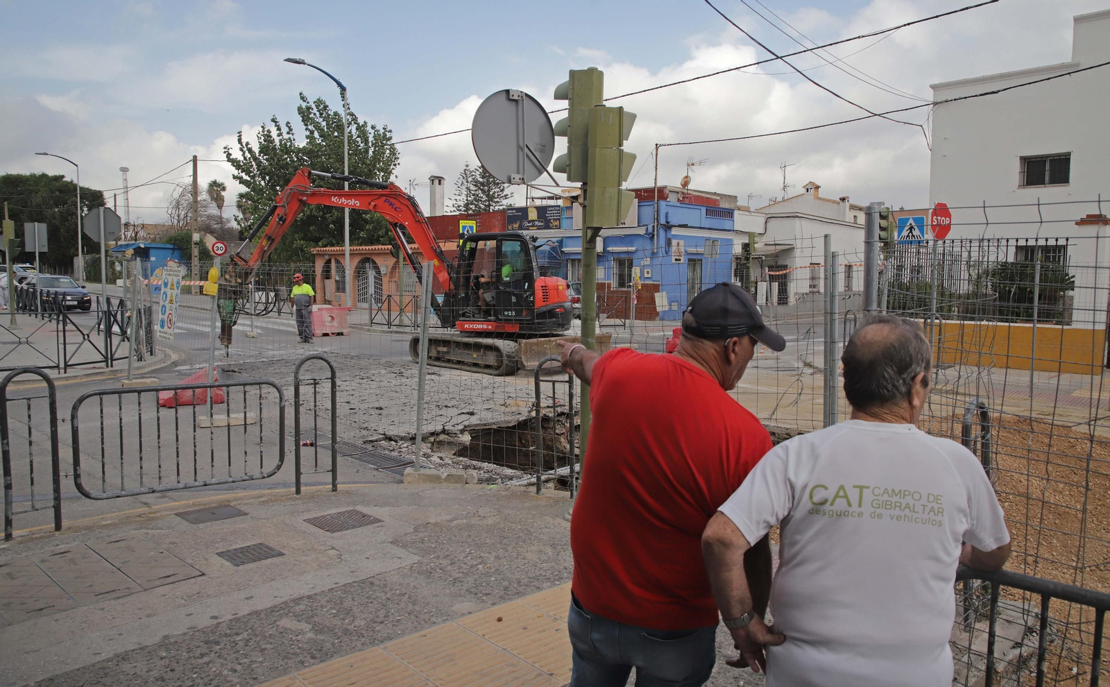 Fotos de las obras de renovación de infraestructuras hidráulicas en la avenida Diputación de Algeciras