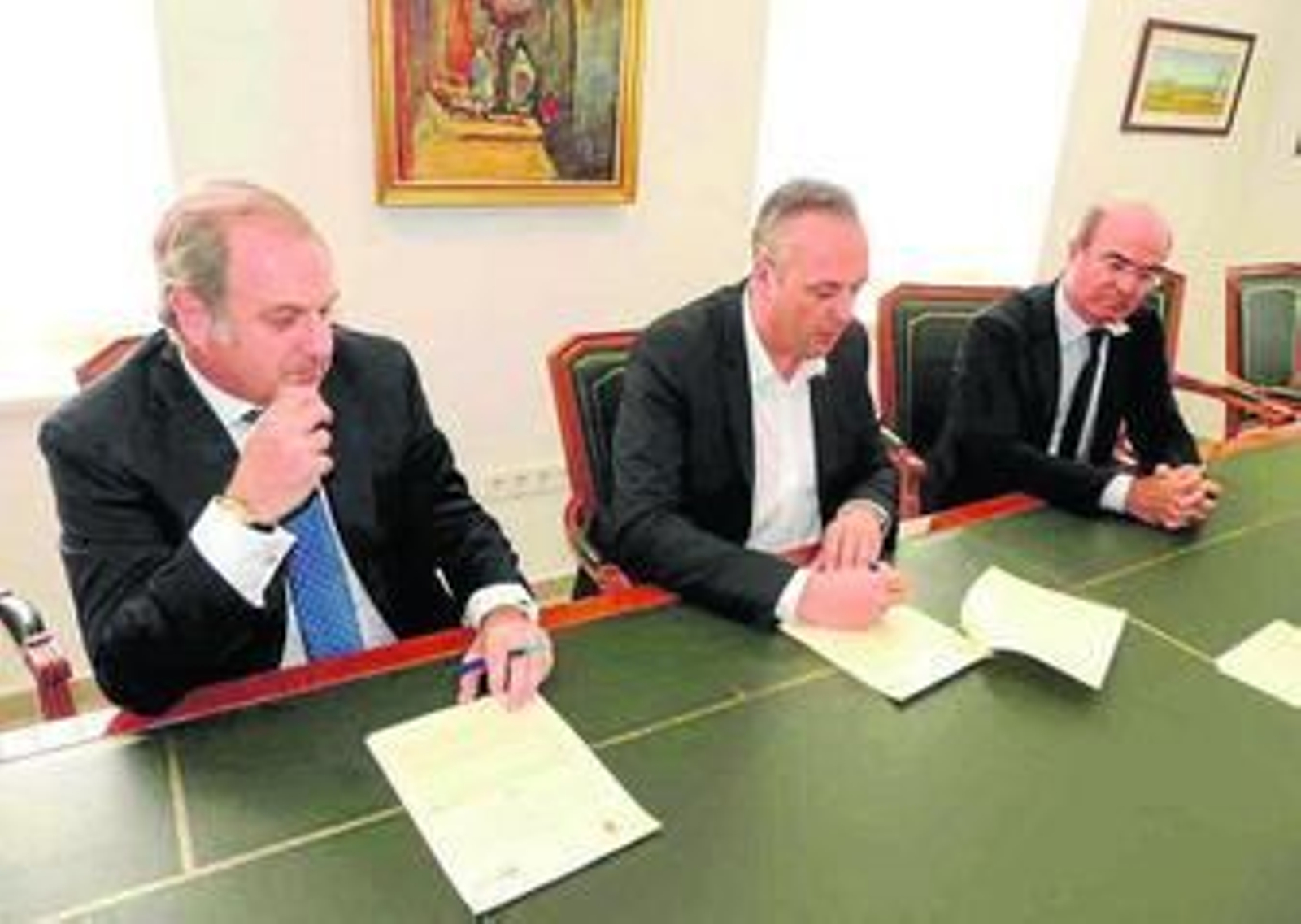 Un instante de la firma del convenio entre el Ayuntamiento y Sotogrande SA.