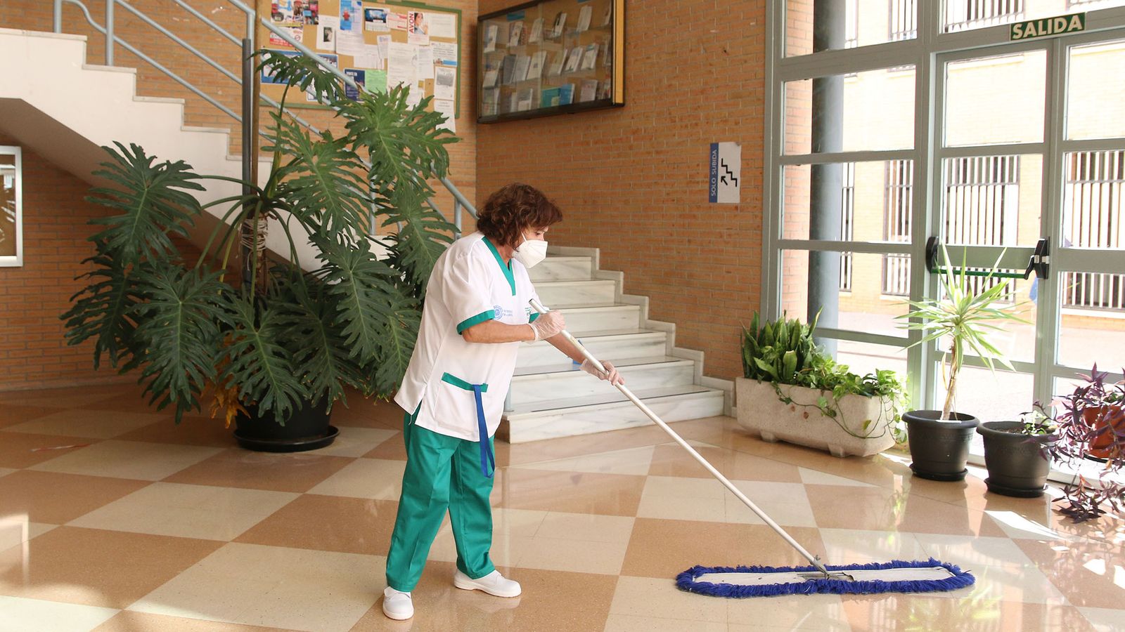 Verdiblanca limpia a diario todas las instalaciones de la UAL.