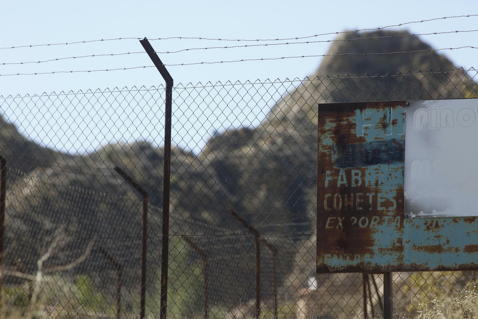 Cartel de la fábrica pirotécnica María Angustias, próxima a la que ayer estalló en Guadix