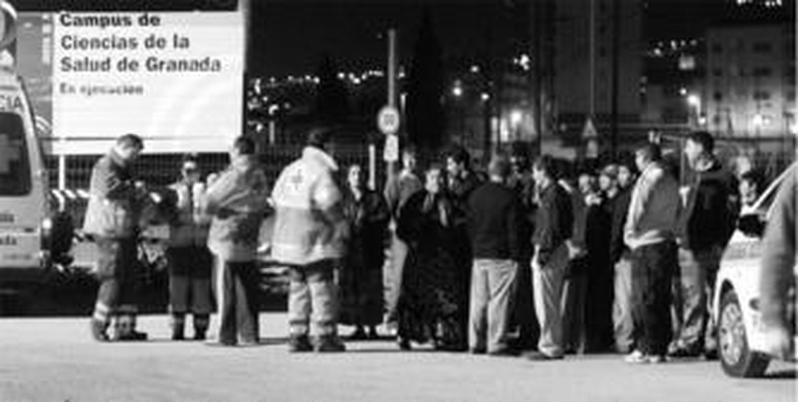 A pesar de que el fuego no afectó a la vivienda en la que estaban alojados, los bomberos evacuaron de la zona a los rumanos que no quisieron pasar la noche en otras dependencias.