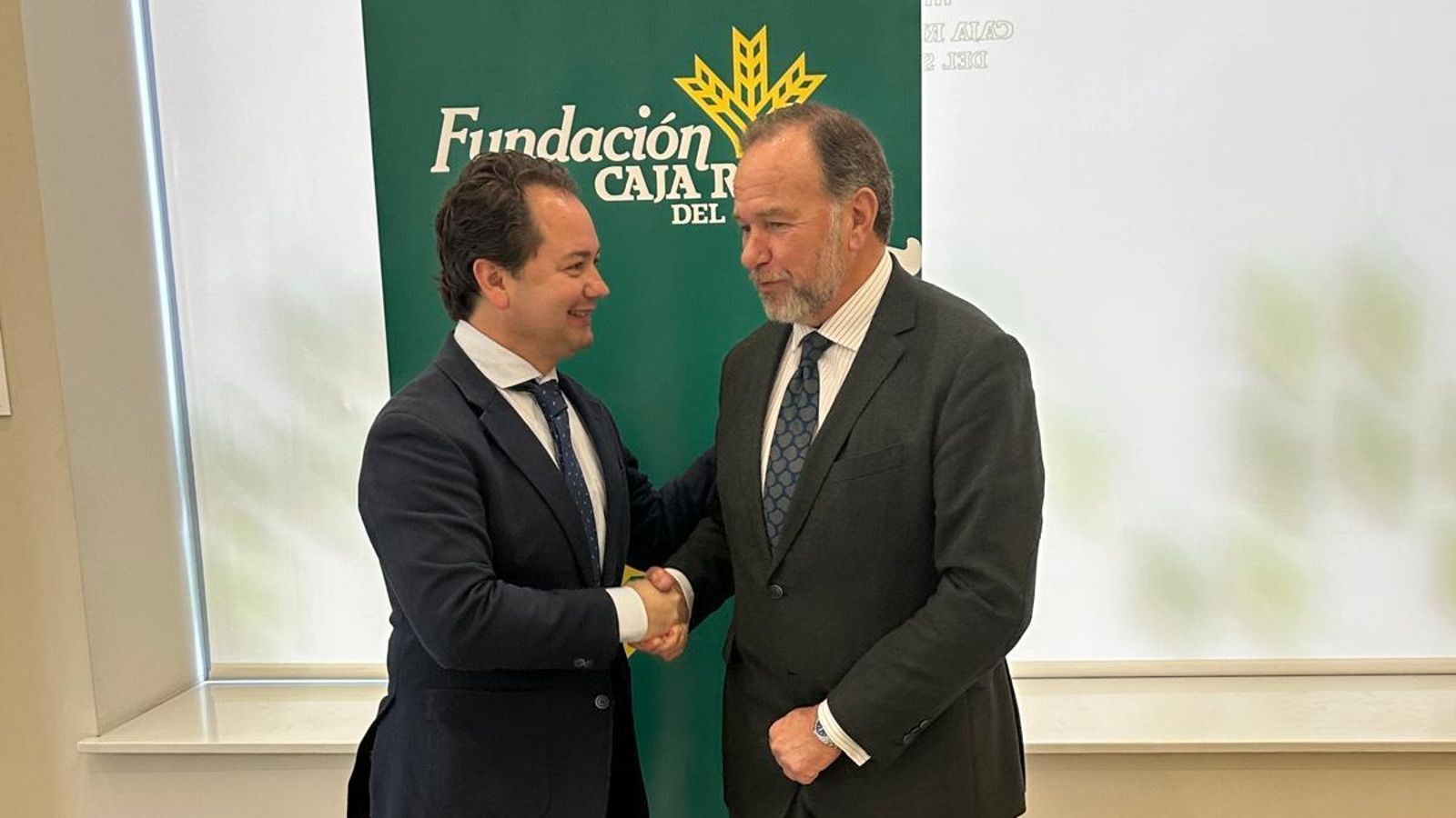 José Luis García-Palacios y Miguel Ángel Tamarit estrechándose la mano en señal del apoyo de la fundación.