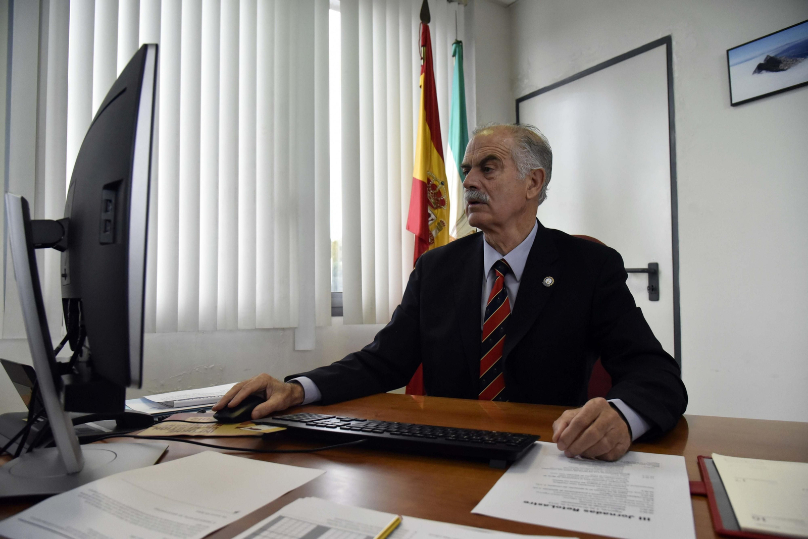 Julio Berzosa, en su despacho de la Capitanía Marítima de Algeciras.