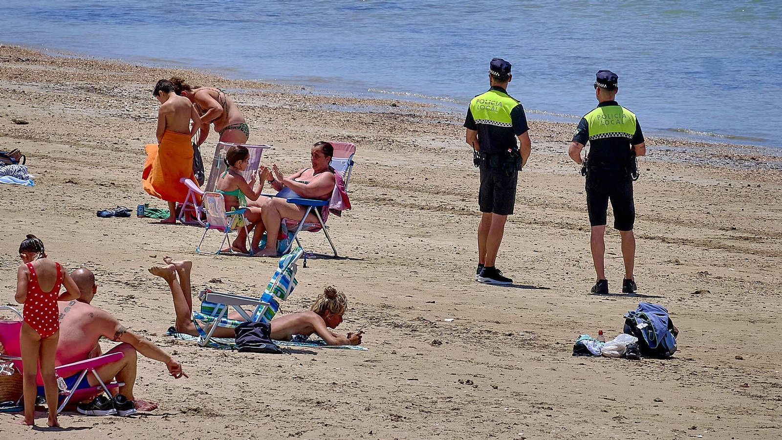 Imagen de archivo de dos policías locales en la playa de la Caleta de Cádzi