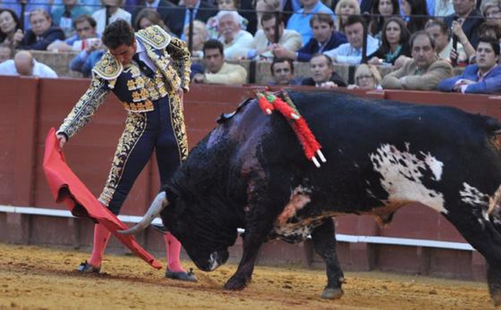El Fandi rozó el triunfo ante Manuel Díaz 'El Cordobés' y Francisco Rivera Ordóñez. Discreta corrida en la que se torearon astados de la ganadería de Torrestrella. 

Foto: Manuel Gómez