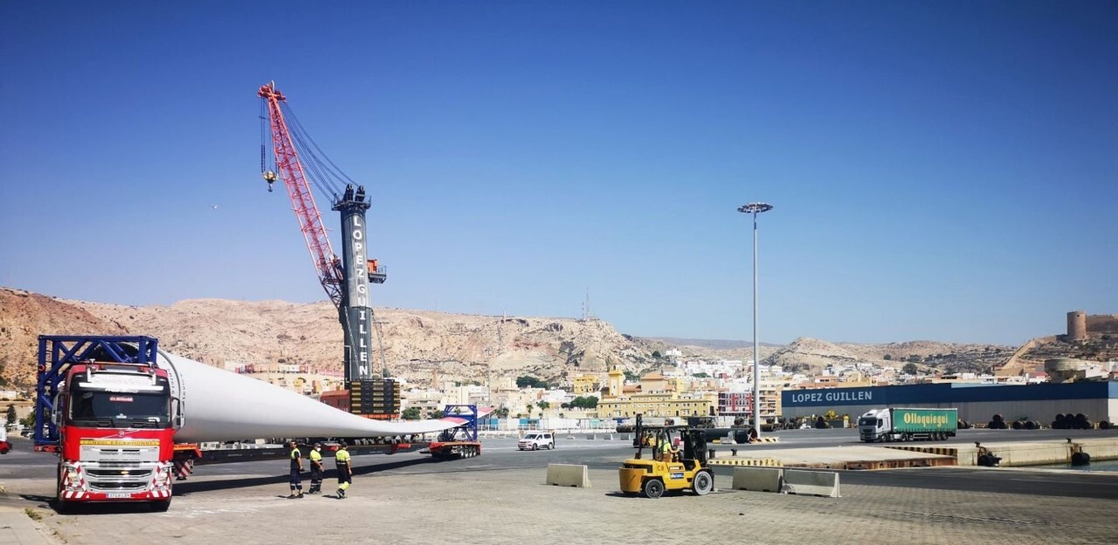 Llegada de la primera pala de aerogenerador esta mañana al puerto para exportar a Alemania