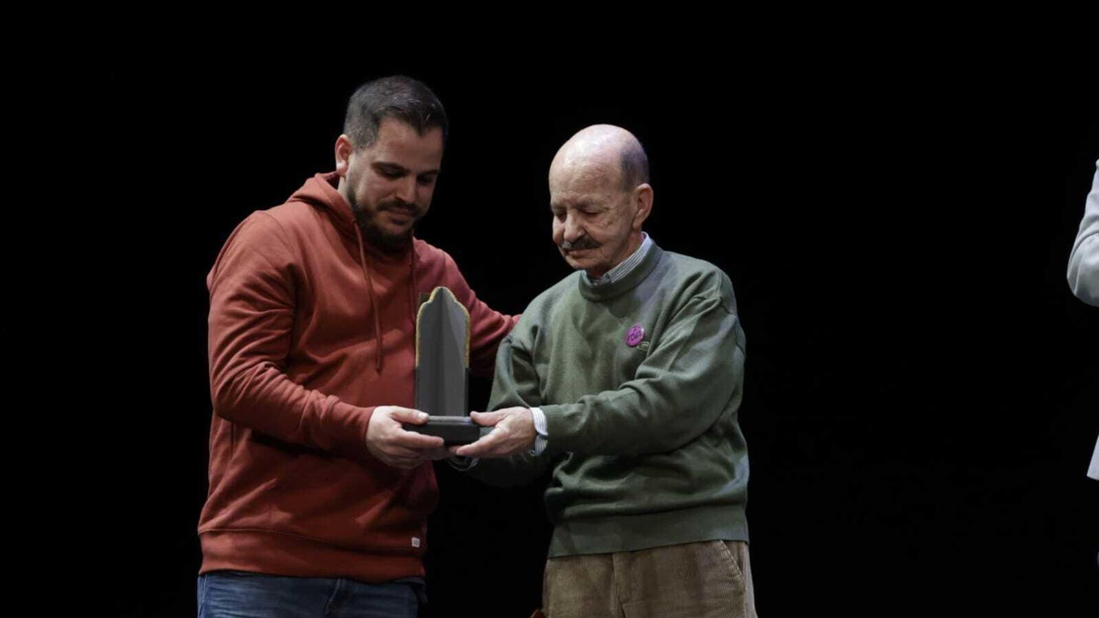 Los hermanos de Eva Haza recogen el homenaje de los compañeros de los romanceros.