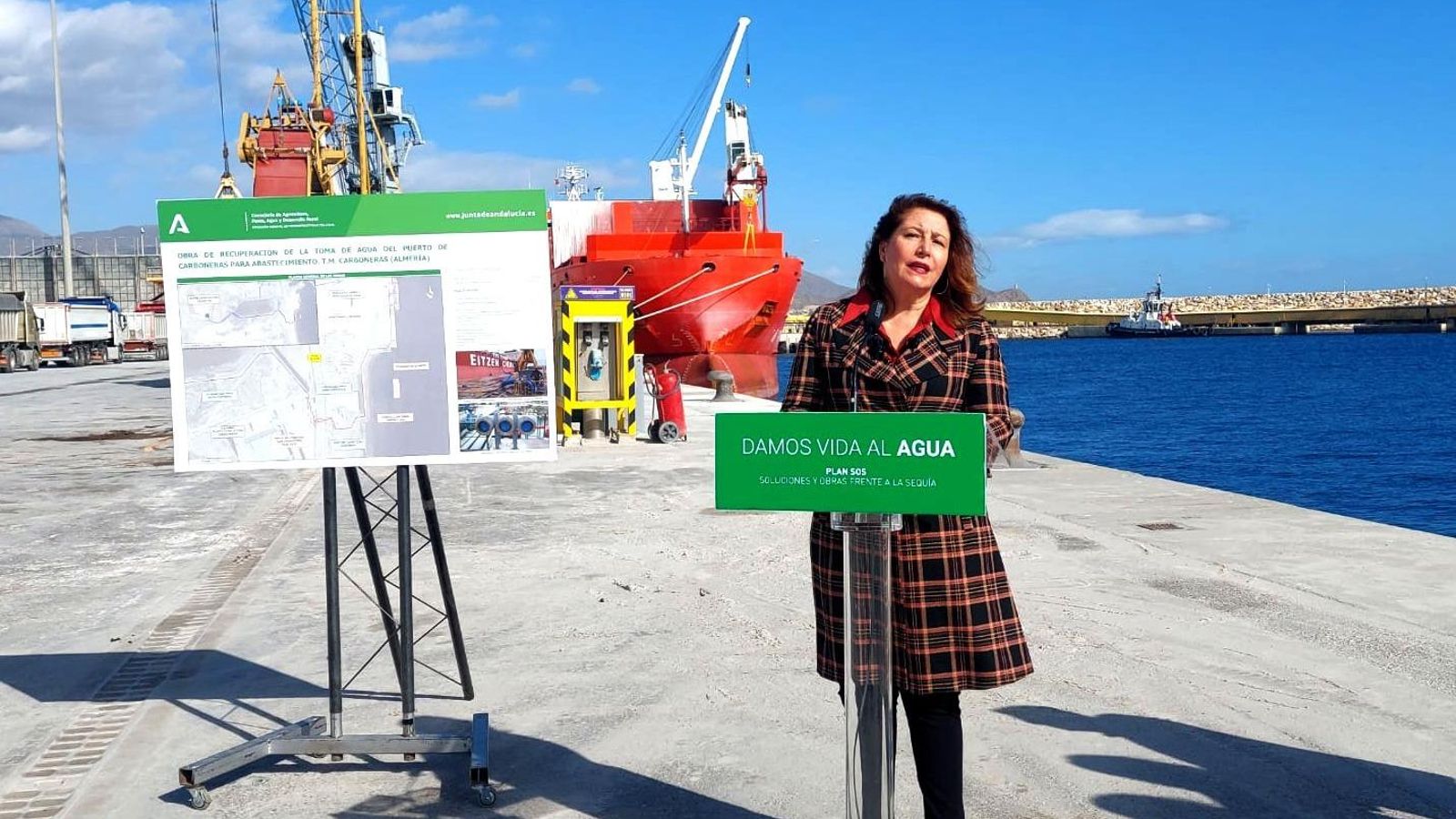 La consejera, explicando el proyecto en el Puerto de Carboneras.