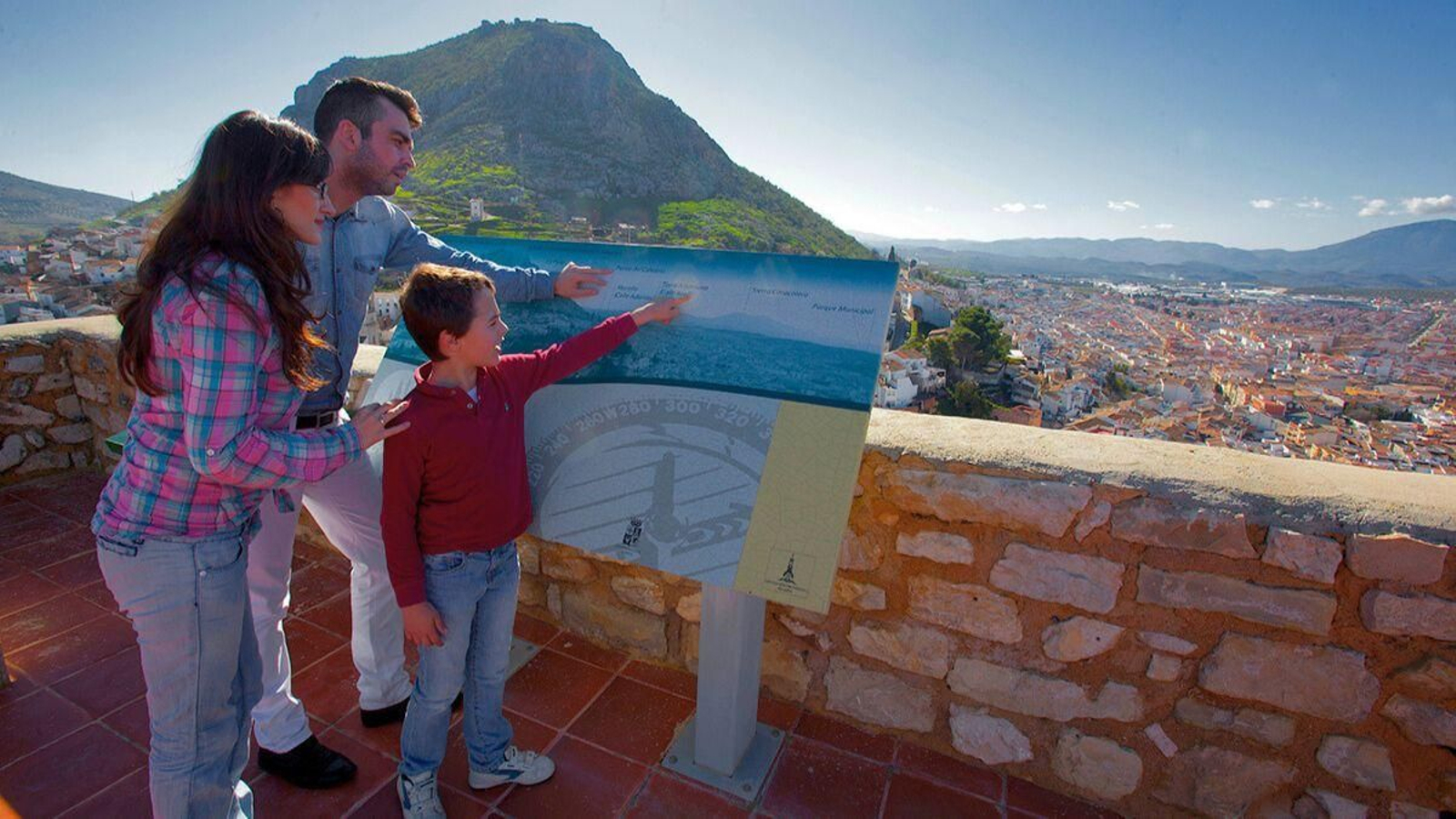La panorámica de Martos y su mar de olivos desde las inmediaciones del Castillo de La Villa es una de las experiencias más potentes de esta cita turística.