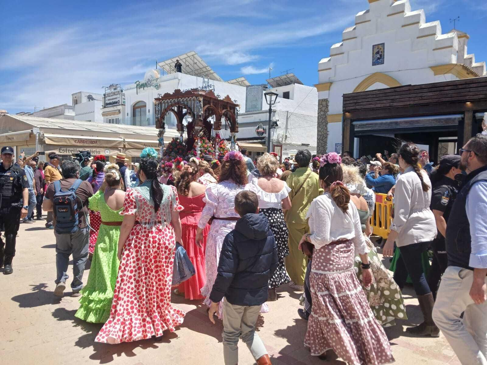 Rocío 2024: Imágenes del Primer día de embarque de romeros en Bajo de Guía en Sanlúcar
