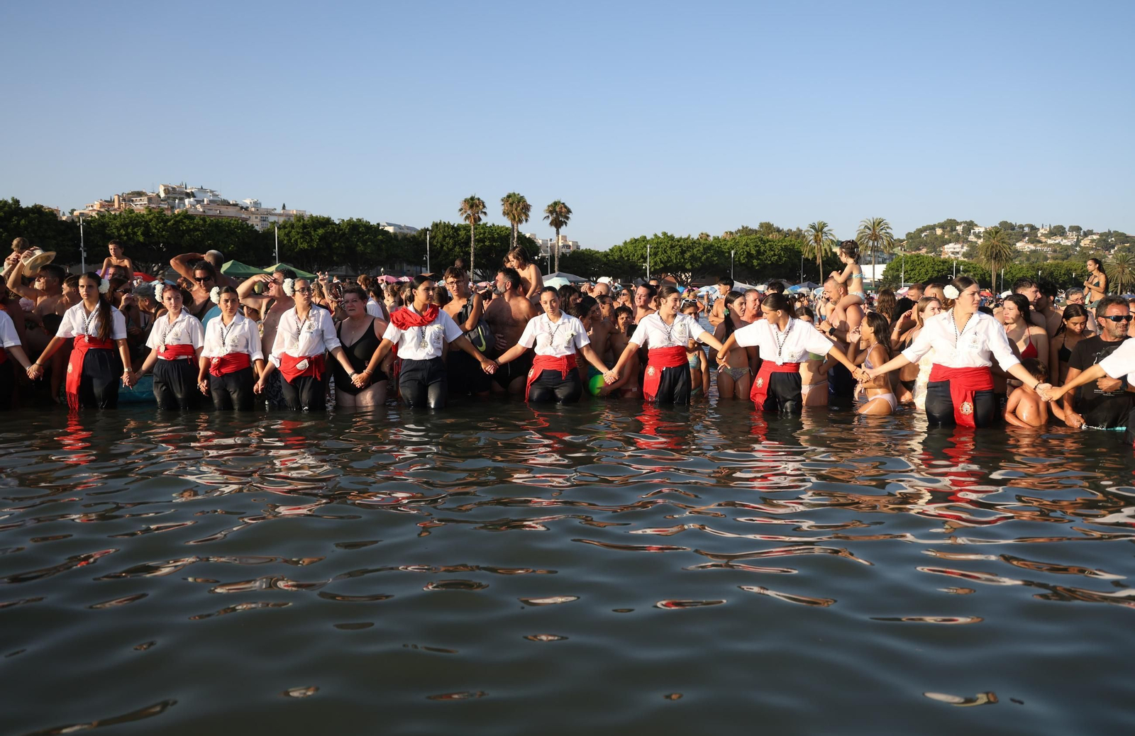 Los marengos esperan a la Virgen del Carmen en el agua.