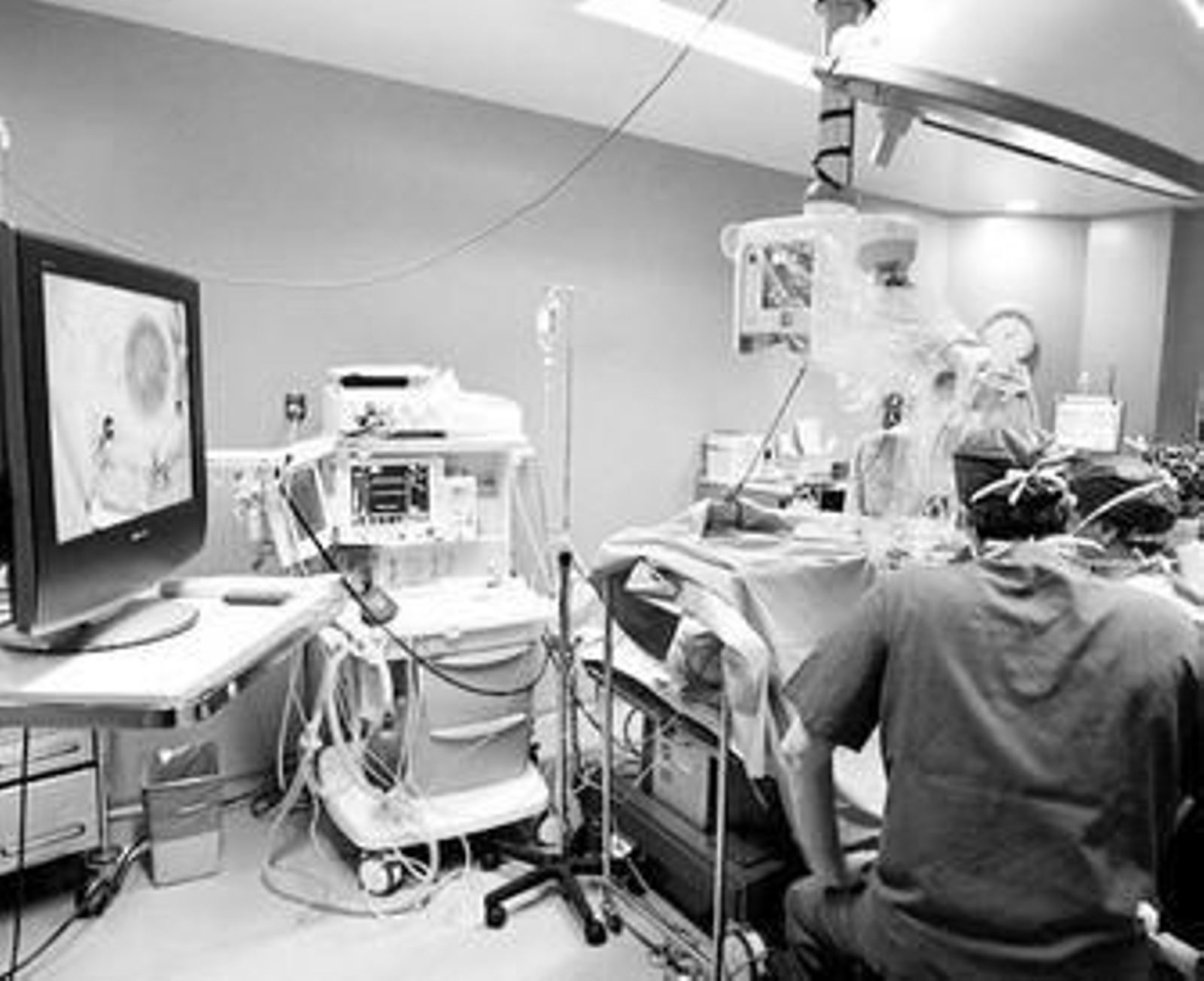 Profesionales de la clínica de La Arruzafa, en una operación.