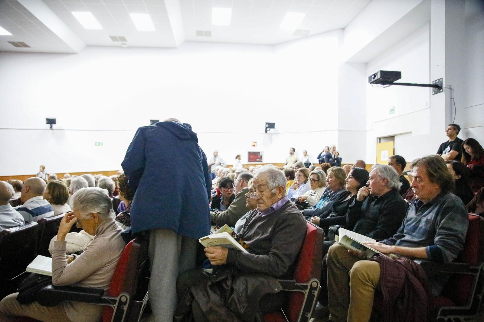 Las imágenes de la presentación del libro "Almería es poesía" en la biblioteca Villaespesa de la ciudad de Almería
