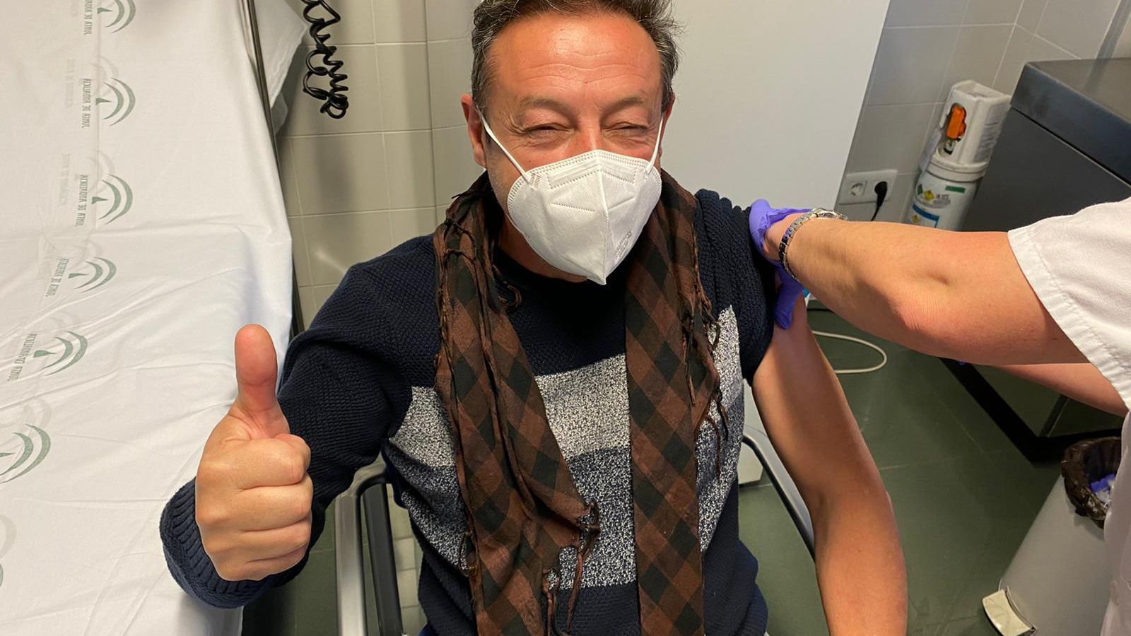 Luis Gabriel, auxiliar de Medicina Interna del Hospital de Antequera se inmuniza.