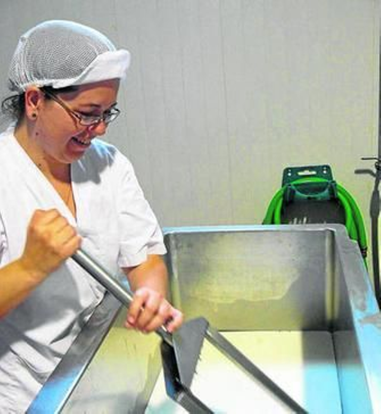 Elaboración artesanal de uno de los quesos de la empresa.