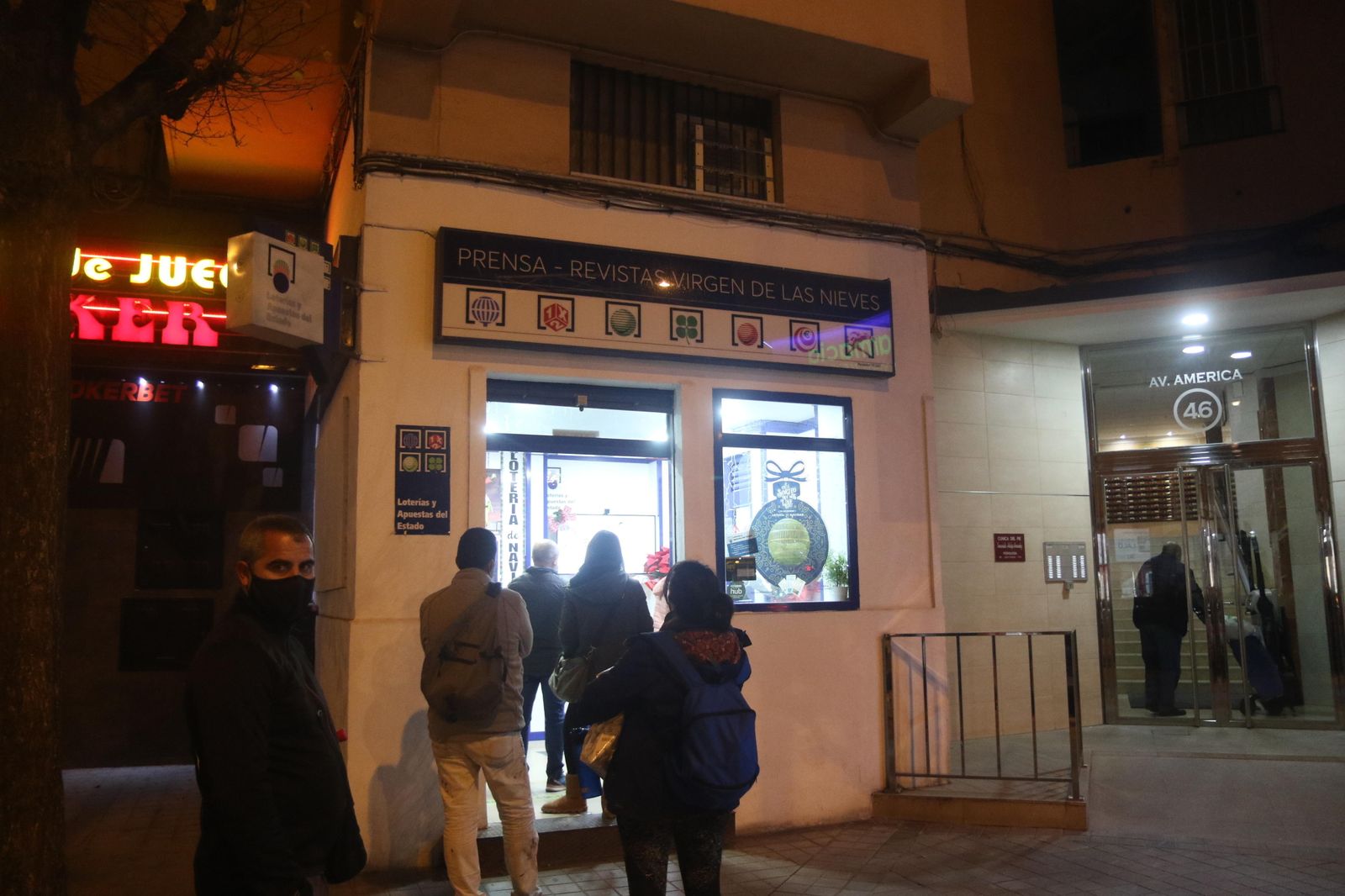 Lotería de Navidad en Granada: Colas y mucha ilusión para comprar el décimo de última hora