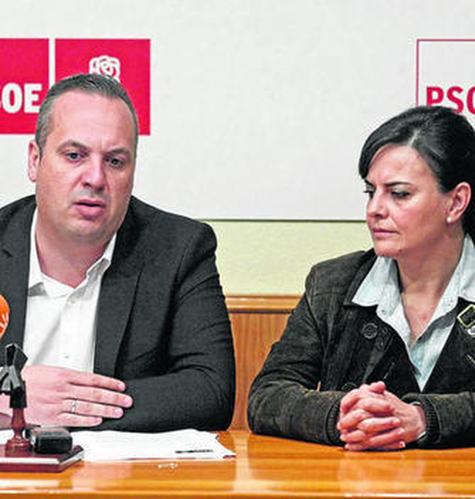 Ruiz Boix y Estefanía Ruiz, ayer en la sede del PSOE de Algeciras.