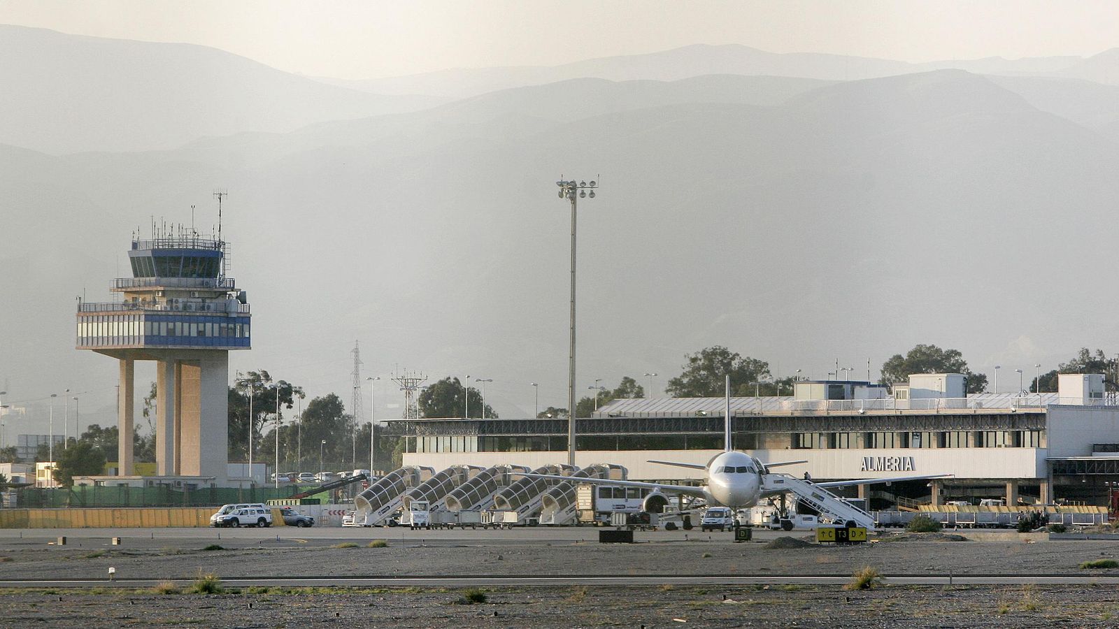 Panorámica de la pista y terminal del aeropuerto de Almería Panorámica de la pista y terminal del aeropuerto de Almería