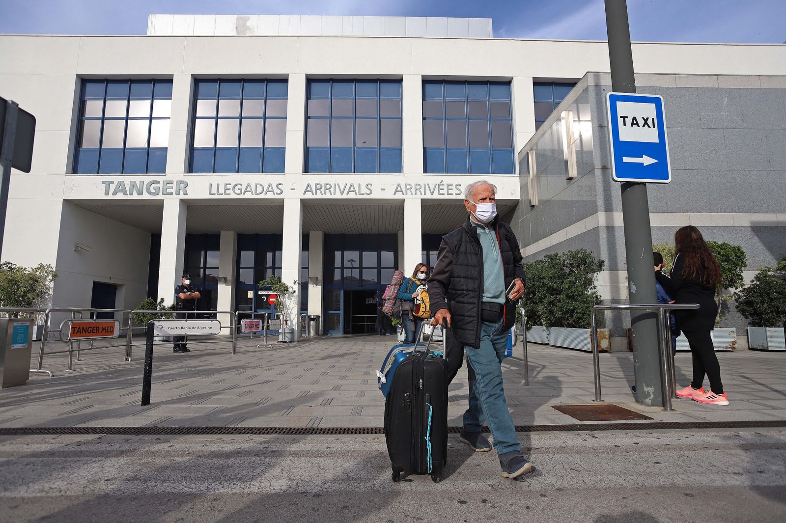 Un viajero a su llegada a la estación marítima de Algeciras.