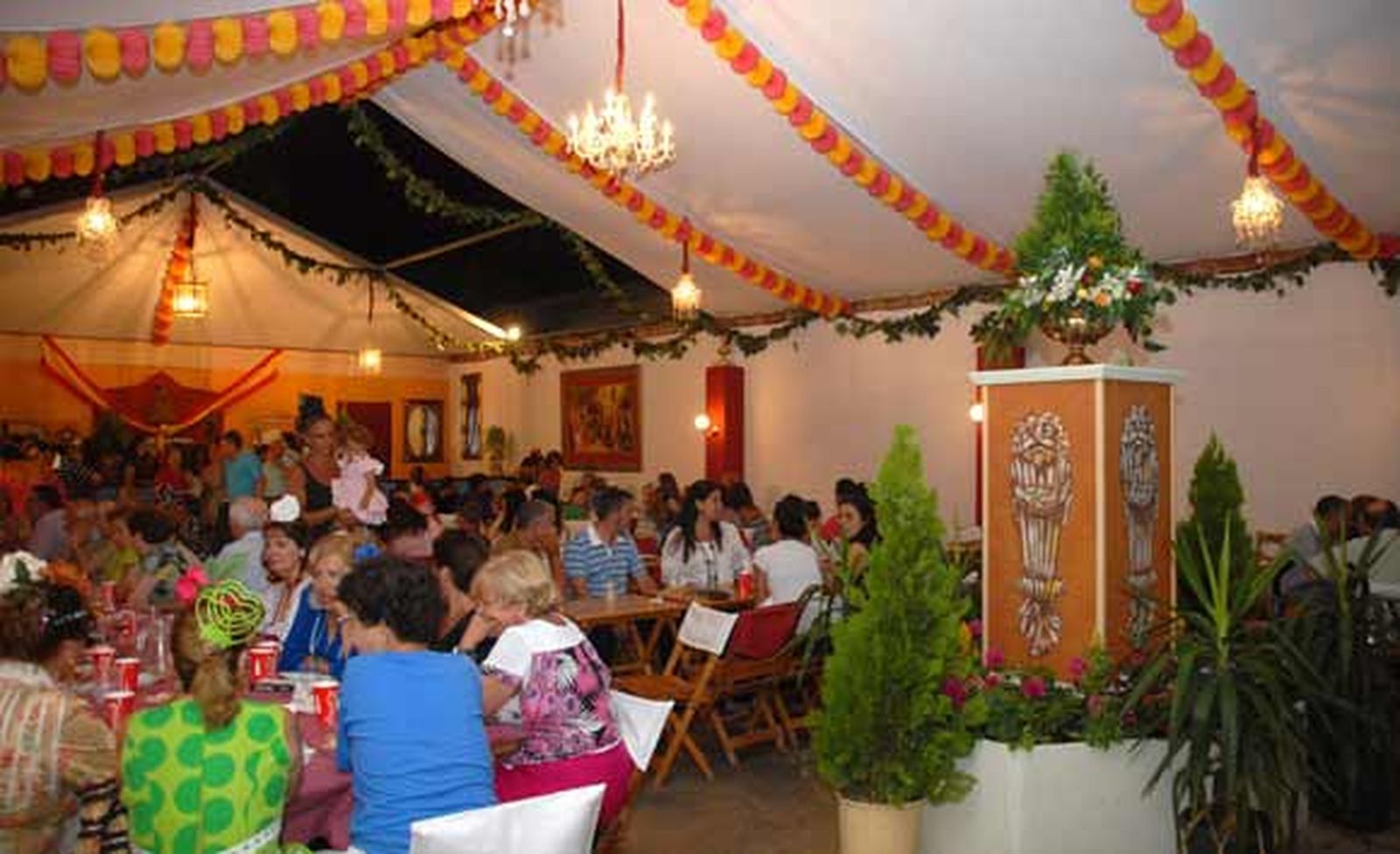 Ni el calor ni la posible resaca de la noche impidieron que las mujeres, ataviadas con sus trajes reglamentarios, llenaran el recinto ferial

Foto: Rioja-Nuria Reina