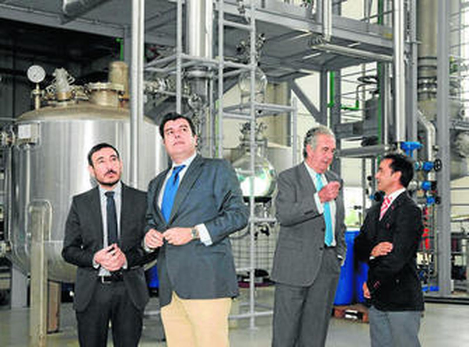 Los delegados del Gobierno y de Economía de la Junta en Cádiz, de visita en la empresa jerezana De Luque.