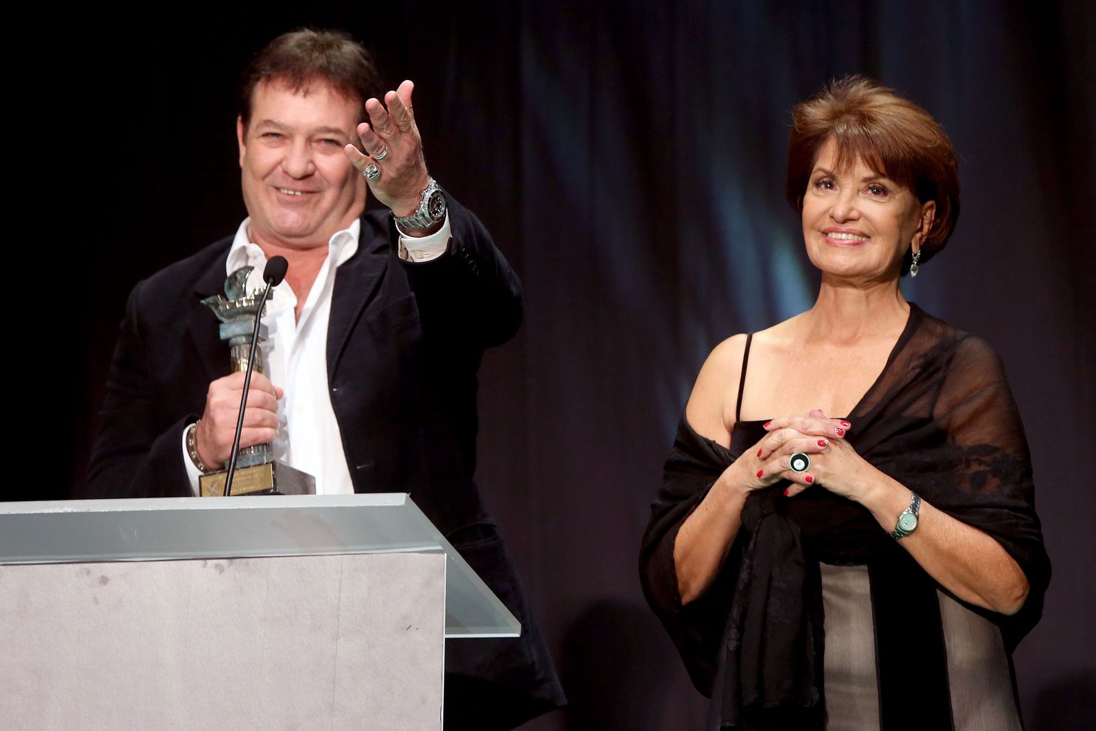 Perugorría, emocionado tras recibir el Ciudad de Huelva, junto a Mirtha Ibarra.