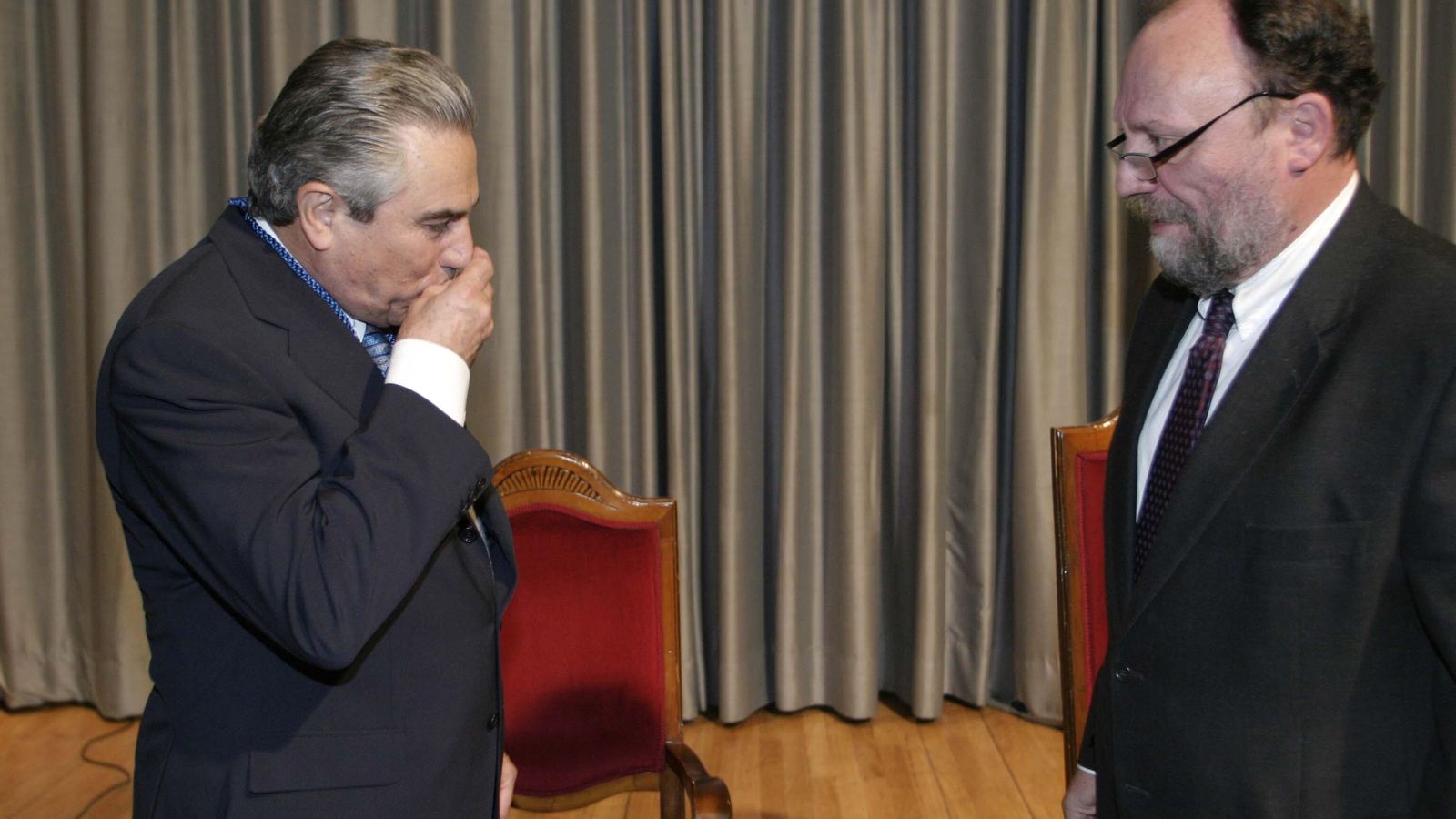 Barea besa la Medalla de la Facultad de Ciencias, que le fue dada en 2008.