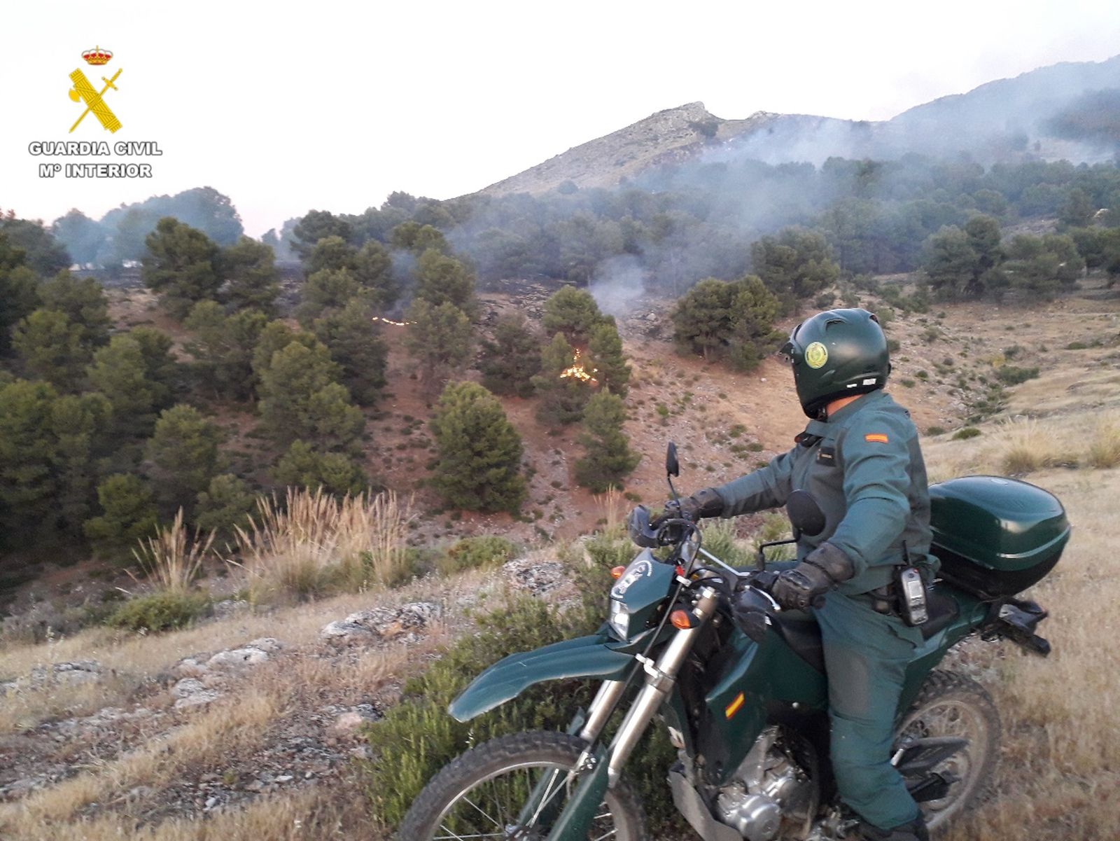 Imagen de la intervención de la Guardia Civil en el incendio