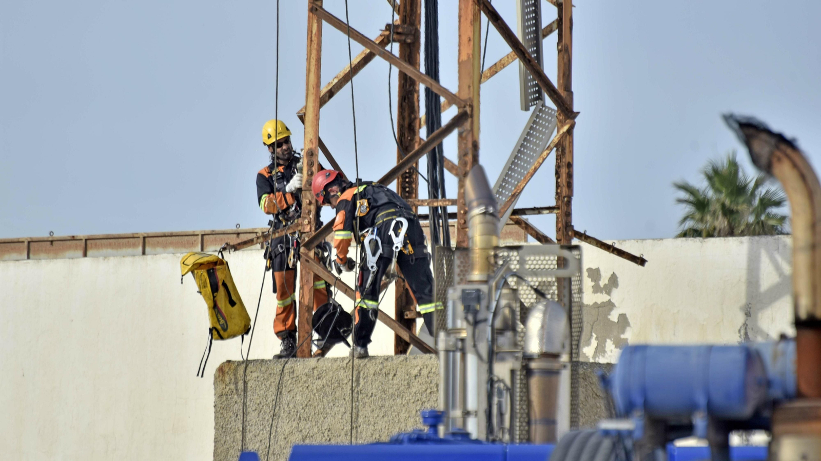 Las fotos del desmontaje de la torres de luz del estadio municipal de La Línea