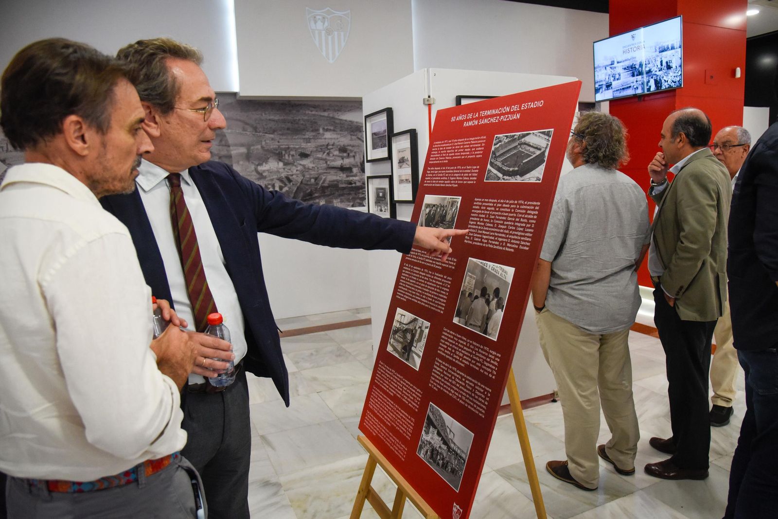 La exposición del 50º aniversario del cerramiento del estadio Ramón Sánchez-Pizjuán