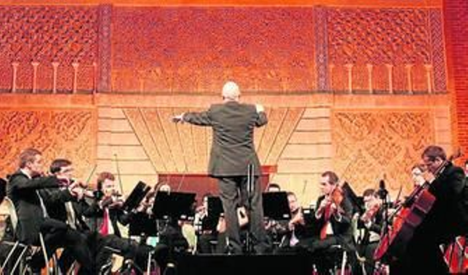 La Orquesta Bética de Cámara, dirigida por Michael Thomas, fotografiada en uno de los conciertos que ha ofrecido en los Reales Alcázares.