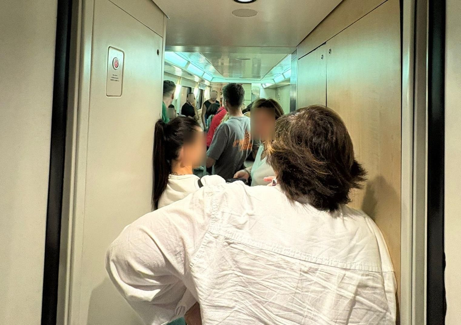 Pasajeros del Alvia Madrid-Huelva de este martes, paralizado por la incidencia ferroviaria.