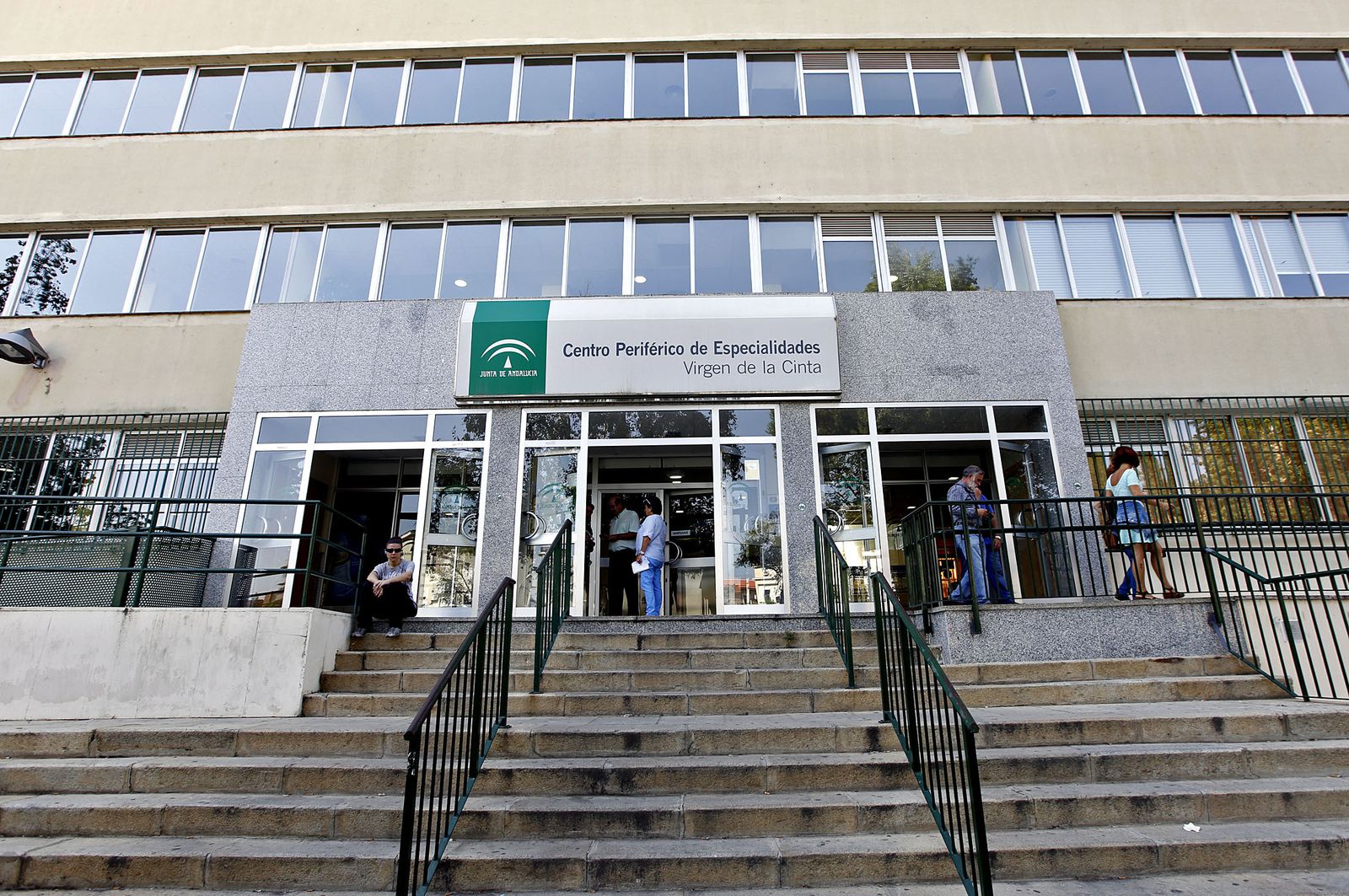 Fachada del Centro de Especialidades Virgen de la Cinta.