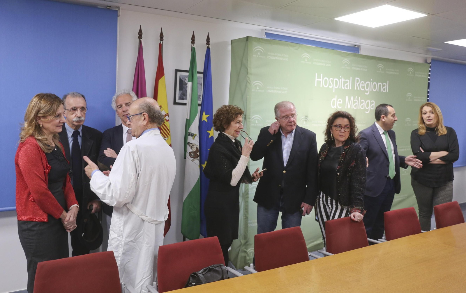 La consejera (izquierda) habla con miembros del grupo de expertos que ha diseñado el proyecto, el lunes, antes de anunciar el nuevo Regional.