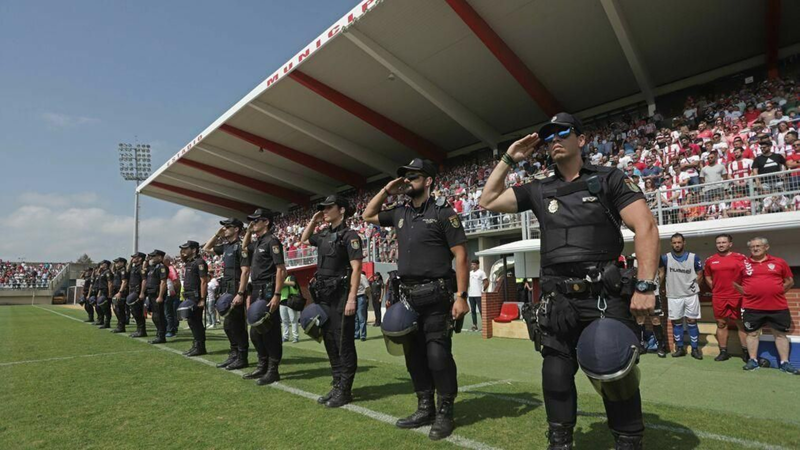 Agentes del Cuerpo Nacional de Policía en el estadio Nuevo Mirador