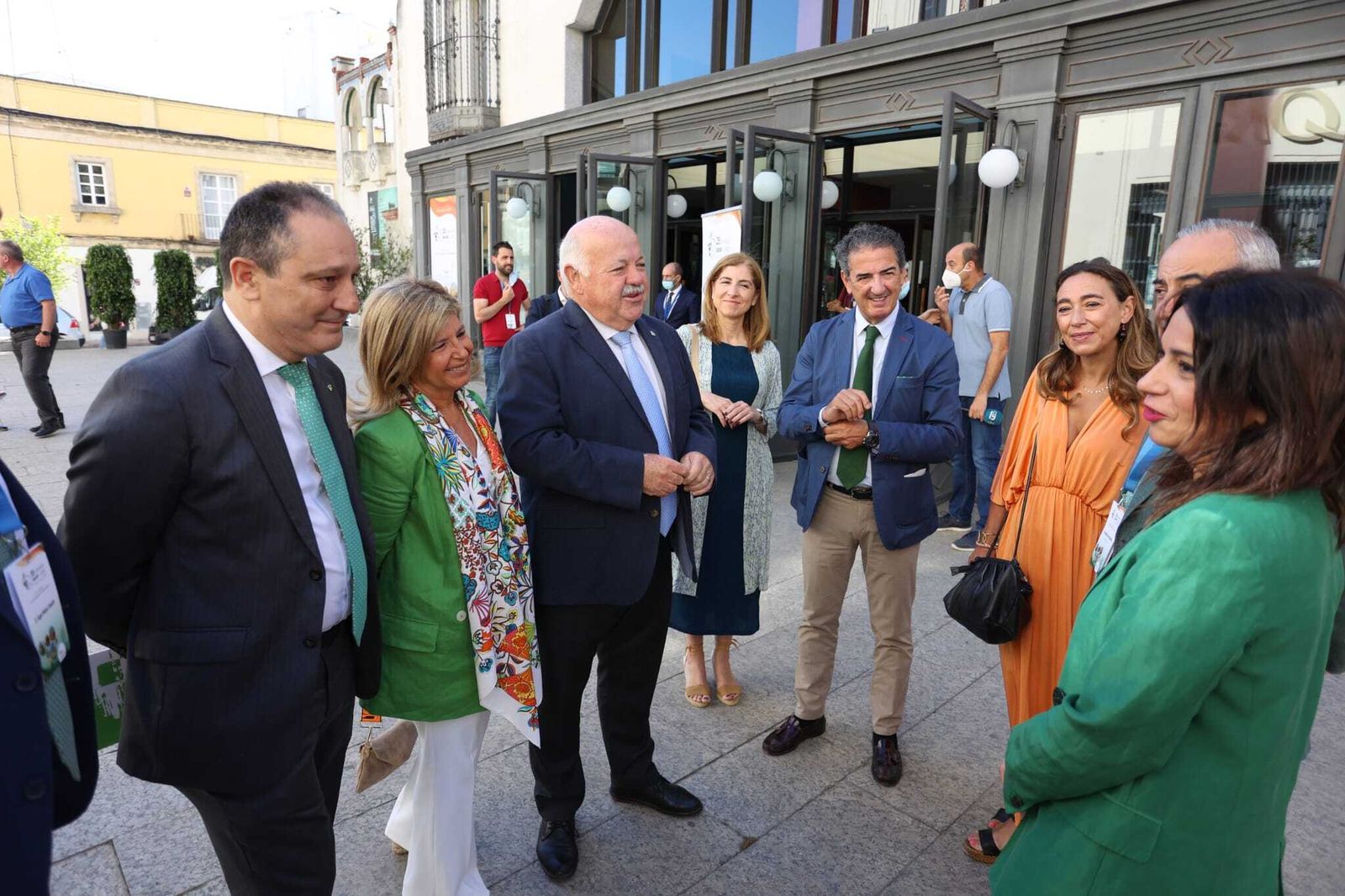 Miguel Ángel Ortiz, director gerente en Hospital Universitario de Jerez y del Área Sanitaria, junto a Jesús Aguirre, consejero de Salud, ayer en la entrada del Teatro Villamarta.