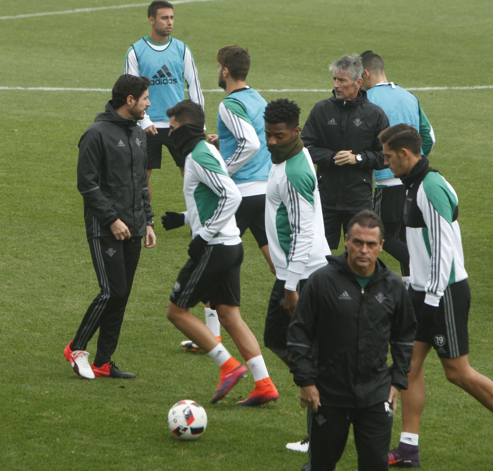 La plantilla del Betis se ejercita a las órdenes de Víctor Sánchez en el entrenamiento previo al choque ante el Deportivo.
