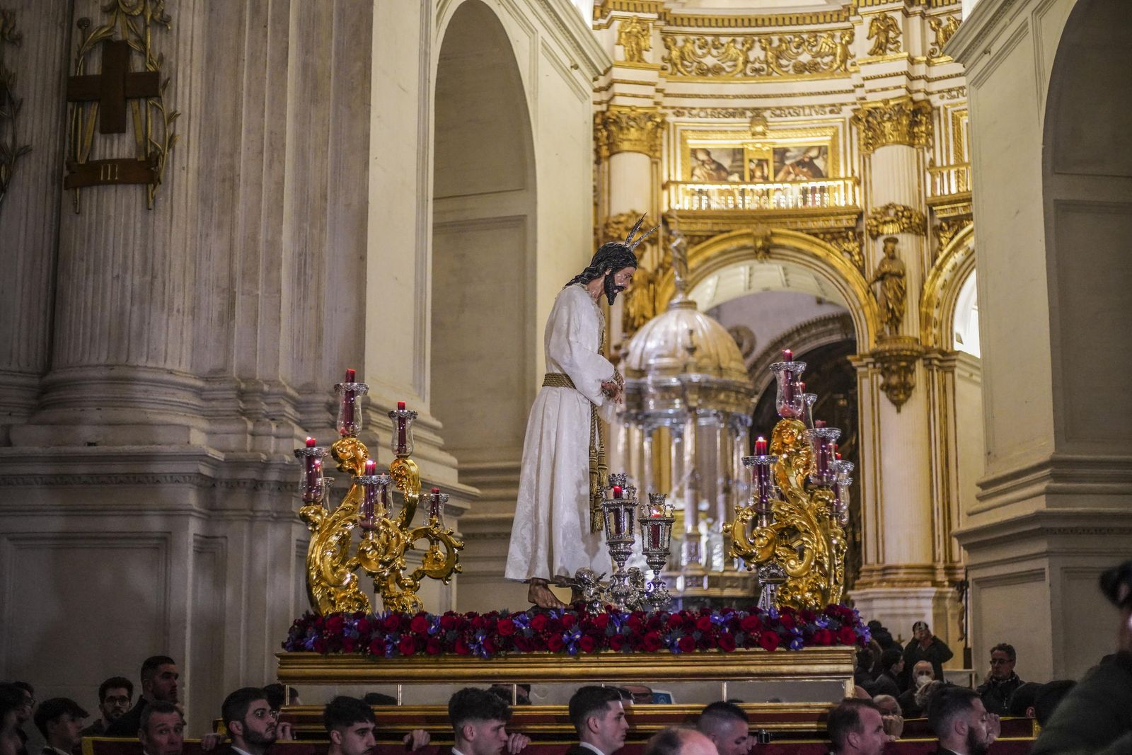 El vía crucis de las cofradías, en imágenes
