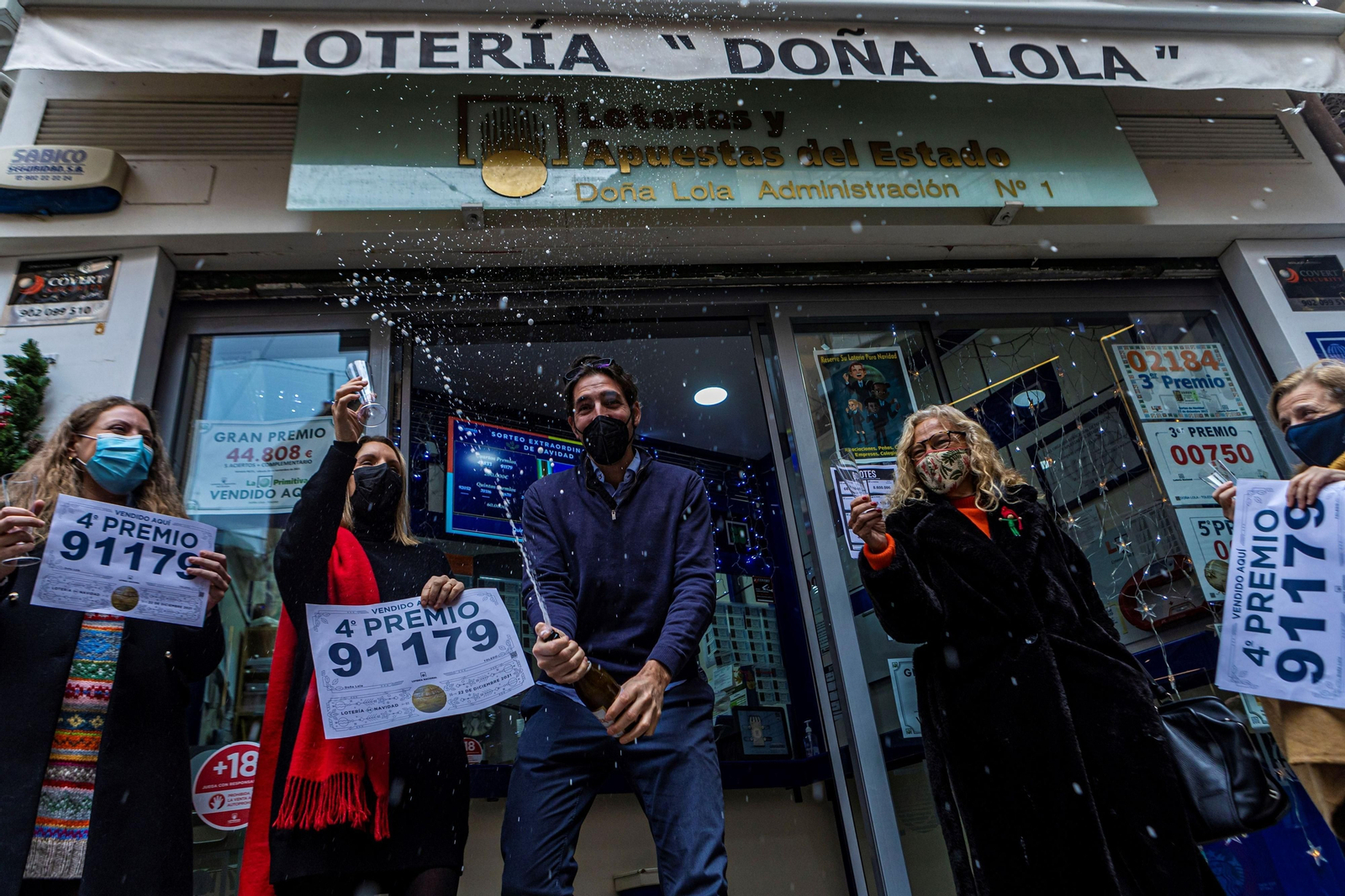 Trabajadores de la Administración de Lotería doña Lola en Toledo celebran haber vendido el 91.179