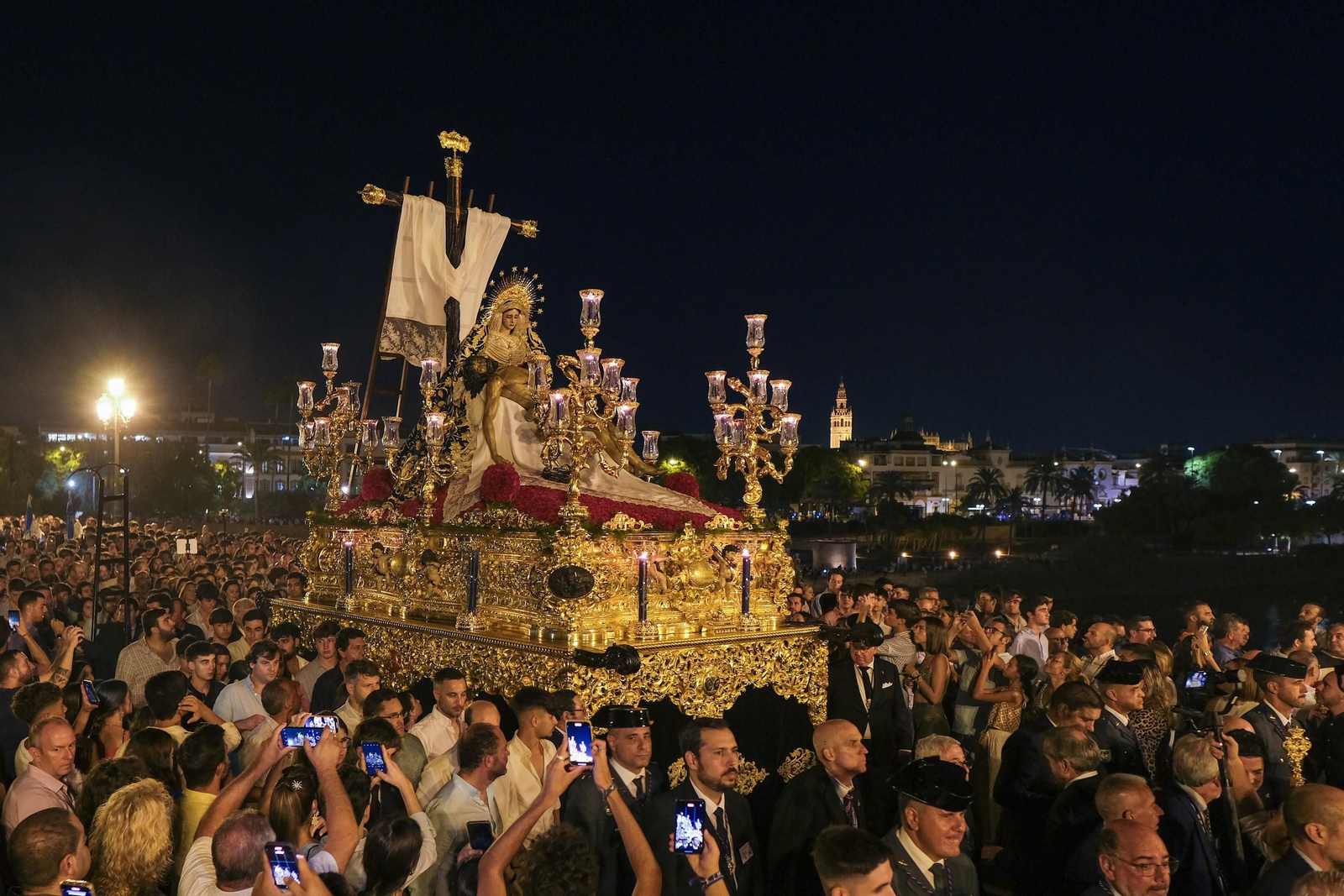 Procesión de regreso de la Piedad del Baratillo Coronada