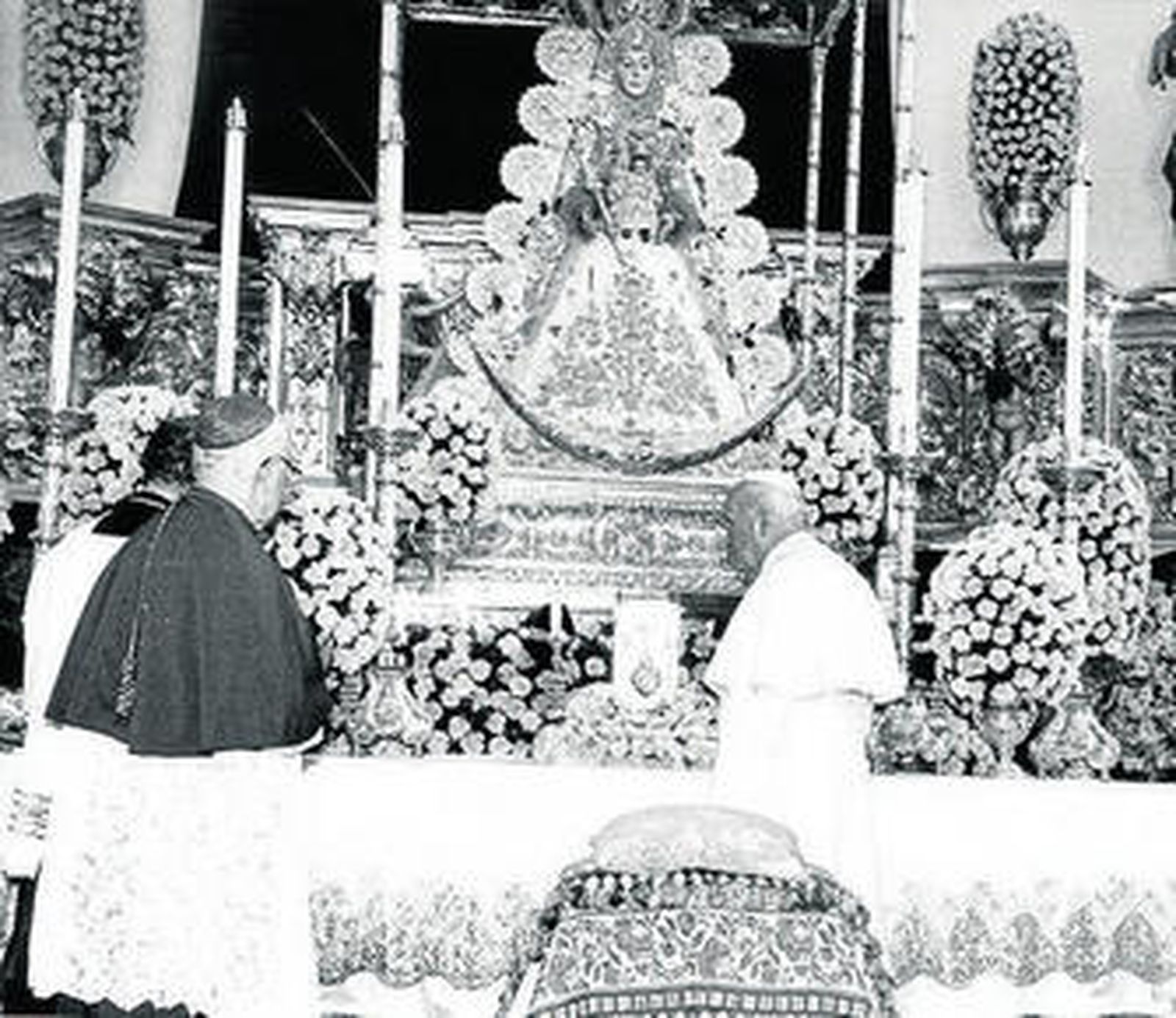Ante la imagen de Nuestra Señora del Rocío.