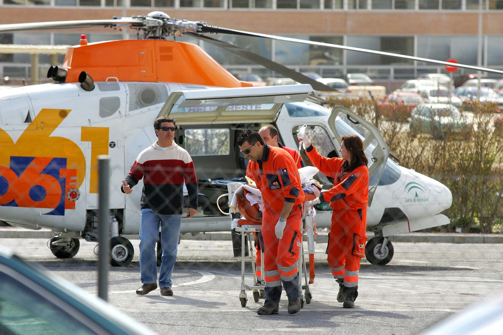 Sanitarios atienden a un paciente después de aterrizar en un helicóptero del 061.