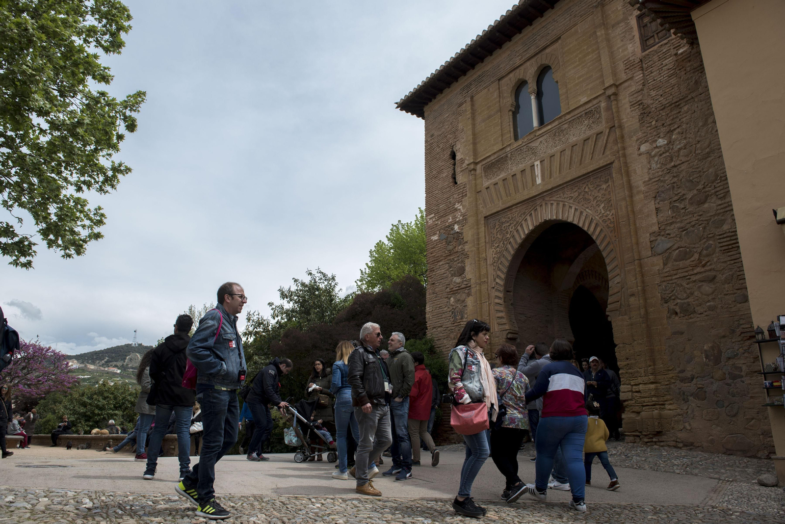 Turistas caminan por la Alhambra