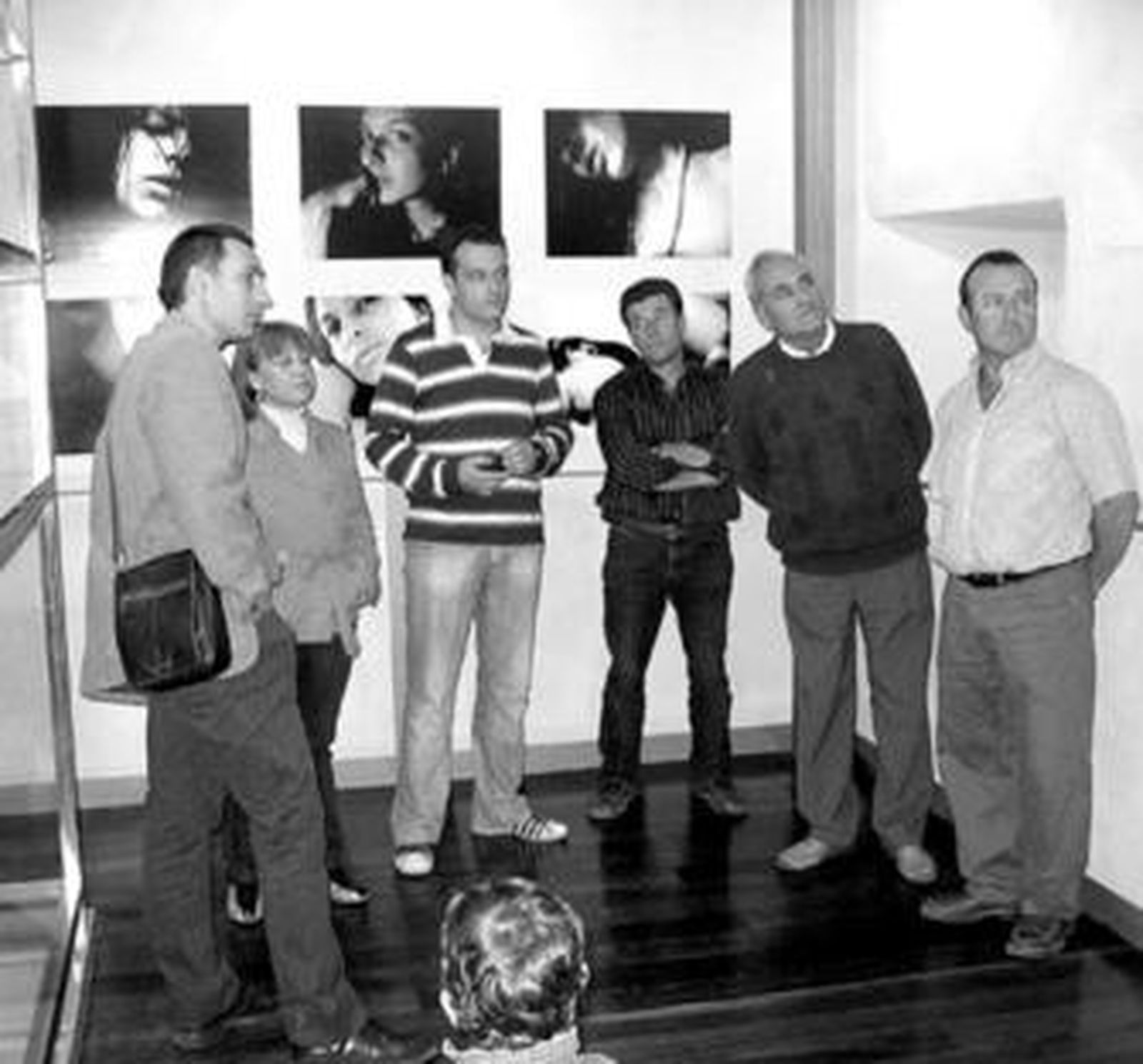 Miguel Parra Uribe con los autores que exponen.